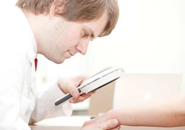 Diagnose von Psoriasis durch einen Dermatologen.